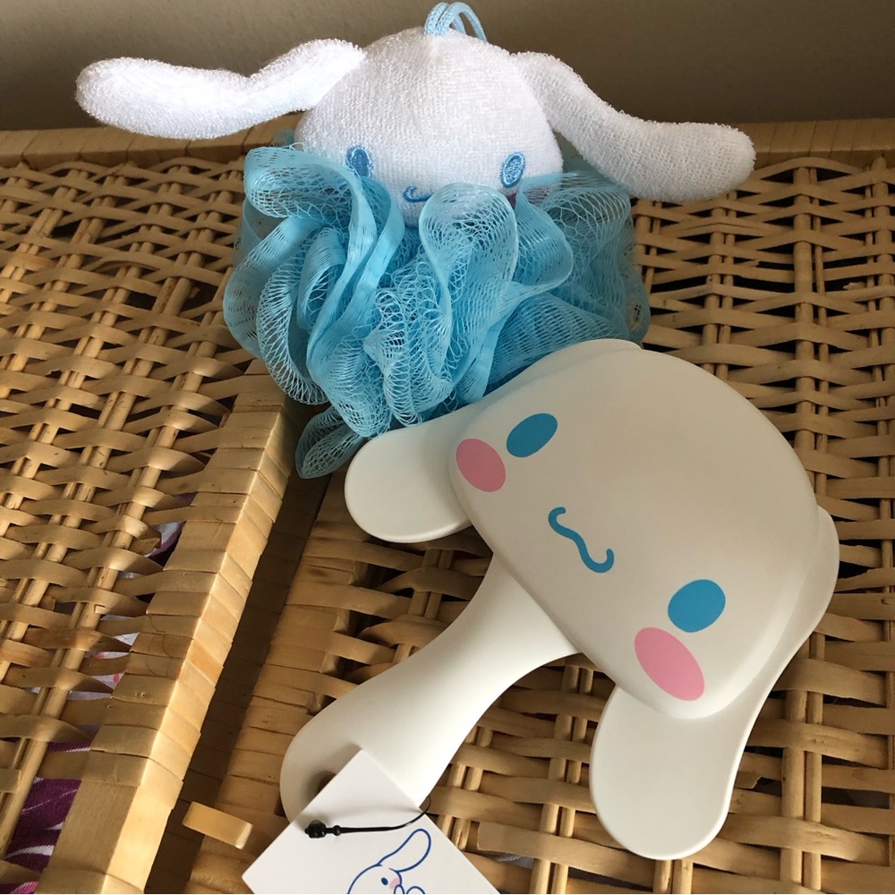 Forever 21 cinnamoroll bath loofah & Brush set